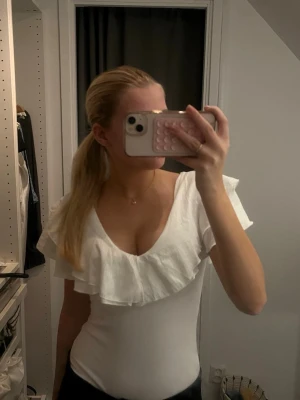 Vit volangbody - Säljer en superfin vit body med volang längs urringningen och axlarna. Oanvänd då jag råkade köpa 2!❤️ storlek S
