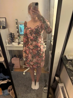 Blommig klänning  - Blommig klänning med lite puffiga axlar, skick är svårt att sätta exakt då alla har olika åsikter men enligt mig är skicket bra och jag kan inte hitta några skador när jag kollar igenom