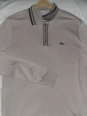 Lacoste Halv zip tröja  - Oanvänd, nytt skick. Säljs ej i butiker längre. Vid frågor så ställ!❤️