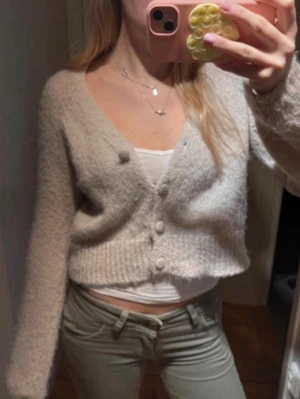 Stickad kofta - Mjuk stickad kofta från only, knappt använd!!