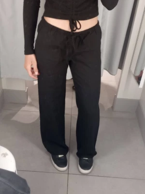 Trendiga linnebyxor från H&M - Säljer ett par svarta linnebyxor från H&M Divided i storlek XS. Helt slutsålda! Endast använda få gånger, då de blivit för små. Byxorna har resår och snörning i midjan samt raka, vida ben. Perfekta för en avslappnad och stilren look.