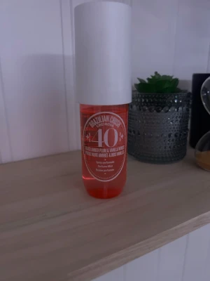 Sol de janeiro 40 - Perfume mist med doft av black amber plum och vanilla woods. Fräsch och trendig spray som ger en exotisk känsla. Lite använd men funkar