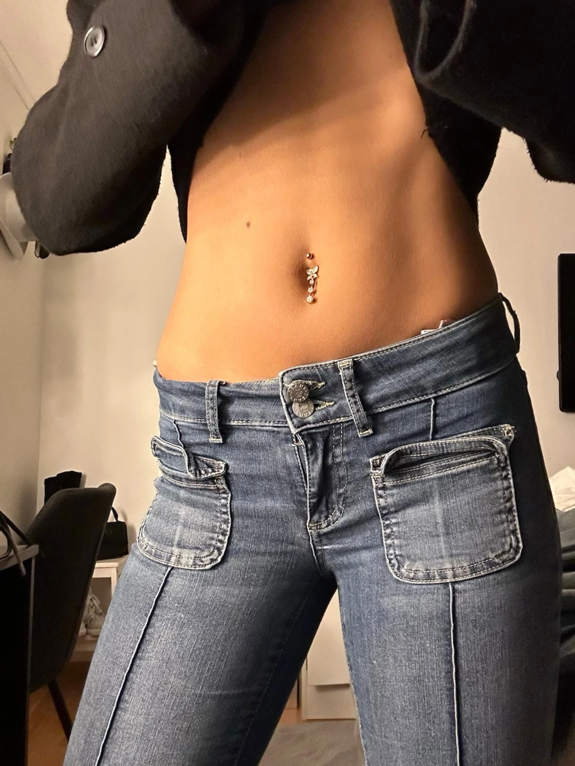 Blå bootcut jeans med fickdetaljer - 1