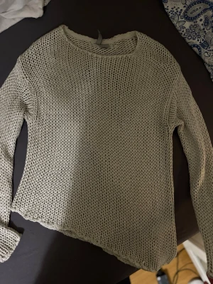 Beige stickad tröja från Divided - Säljer en beige stickad tröja från Divided i storlek S. Tröjan har grovstickat mönster, rund halsringning och långa ärmar. Perfekt för lager-på-lager och chill dagar. Superenkel att matcha med jeans eller kjol.