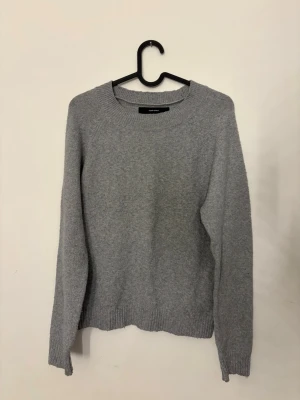Grå stickad tröja från Vero Moda - Mysig grå stickad tröja från Vero Moda i enkel design. Använt en gång sen Inte kommit till användning