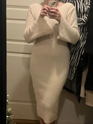 Beige stickad långklänning med öppen rygg - Superfin stickad krämfärgad/vit klänning  Storlek M  Definitivt en komplimang-magnet 