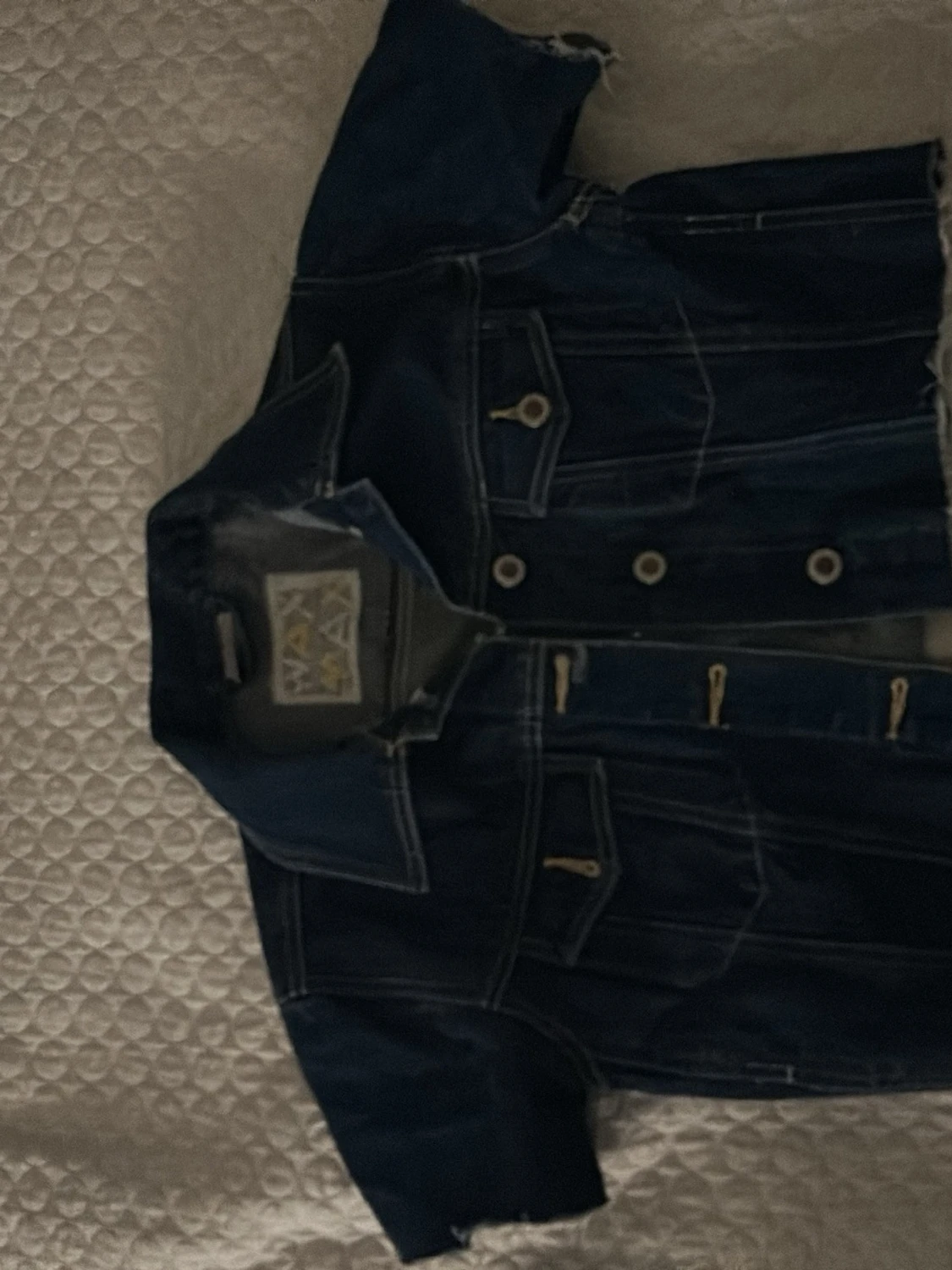 Mörkblå jeansjacka med stjärndetalj