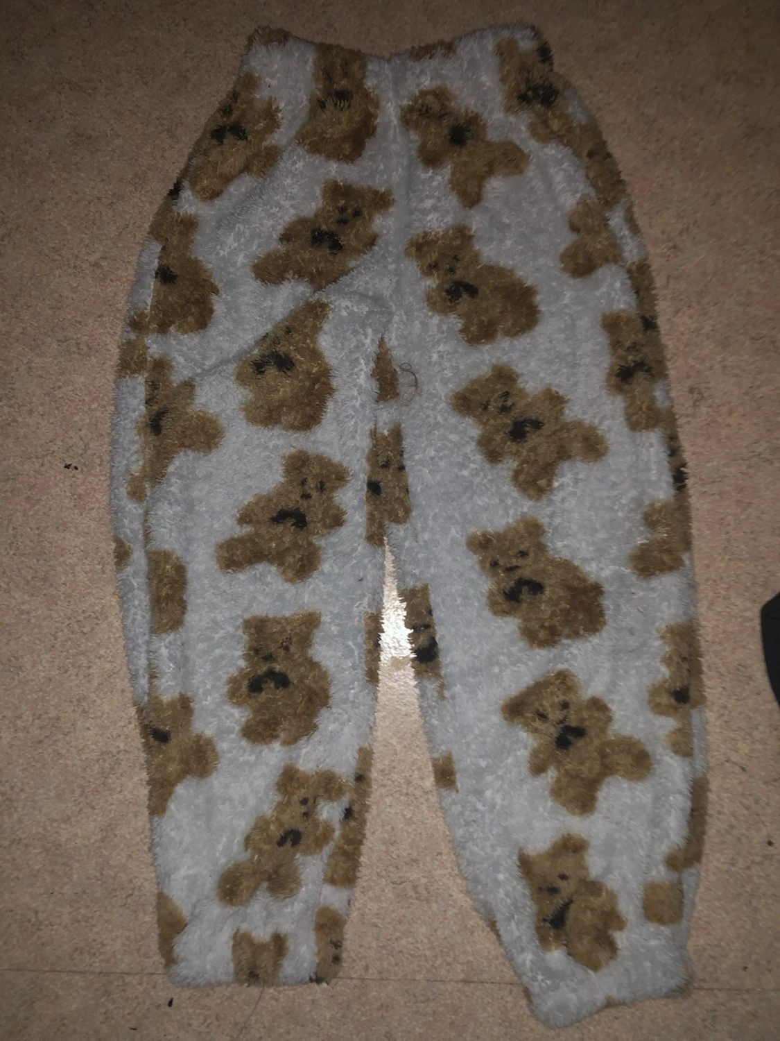 Fluffigt set med mjukisbyxa och tröja - 1