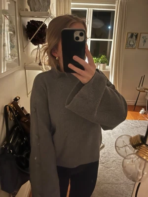 Grå polotröja  - Jättefin polotröja med knappdetaljer på armarna☺️Den är i väldigt bra skick! Storleken på tröjan är M men skulle snarare säga S. Hör av er för fler bilder!