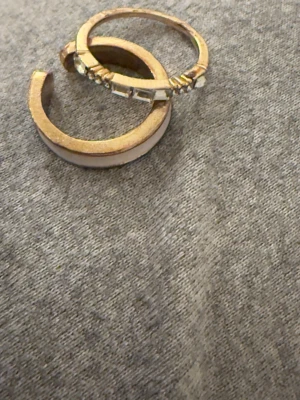 Grå väst i mjukt bomullstyg - Säljer en enkel och stilren grå väst i mjukt bomullstyg. Västen har en klassisk passform och är perfekt att matcha med olika outfits. Färgen är neutral och lätt att bära till det mesta.