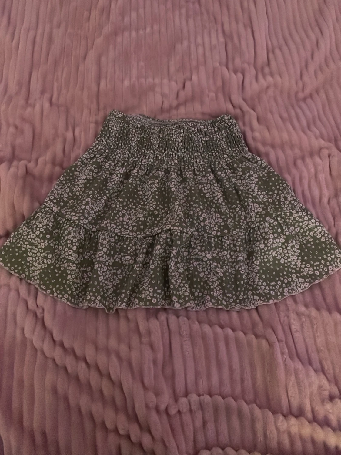 Grön blommig kortkjol med volang