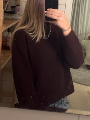 Vinröd polotröja i stickat material - Snygg stickad tröja som inte kommer till användning. Hittade inge den exakta tröjan på hemsidan men den liknar den sista bilden förutom att man kan vika upp och ner kragen🥰