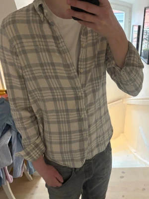 Ralph Lauren skjorta  - Rutig skjorta från Ralph lauren, vit/grå, storlek M men sitter mindre, lite kort för mig som är 180, sitter något bredare också,  skriv vid frågor!