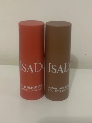 Isadora bronzer och blush - Isadora bronzer och blush, bronzer i färgen 36 warm mocha och blushen i färgen 44 coral rose. Båda två har använts lite grann så de är helt fulla. 5,5 g i båda. (Jag har tagit bort över lagret så de är som nya!!)
