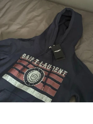 Yves saint laurent hoodie - Yves saint laurent hoodie. Mörkblå. Strl S. Ganska liten i strl, motsvarar 158/164.