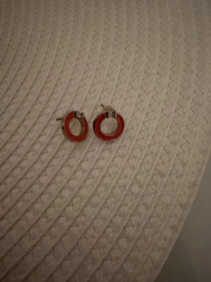 Snö of sweden  - Ett par jätte fina runda örhängen med en diamant på toppen. Dom är aldrig använd. 