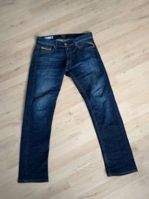 Replay Grover jeans - Säljer dessa replay jeans. Storlek 31/32. Nyskick! Passform: Regular/straight. Modellen heter Grover.