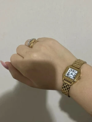 Regal klocka  - Använd 5 gånger ungefär men ägt den i ca 2-3 år nu. Säljer då jag använder annat mer och denna fina stilrena klocka borde någon annan få användning för ✨  Storlek 17 cm ungefär skulle jag gissa på kan mätas senaste tiden (ska leta fram låda ick extra länkar)