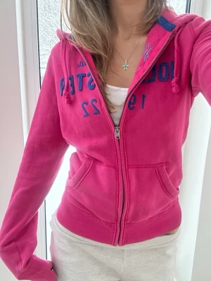 Hollister zip - En zip från Hollister i storlek S. Några små fläckar men extremt små, syns inte särskilt. Jag fraktar inom 24h. Obs, frakt med PostNord prioriteras. Se liknande plagg i min profil!