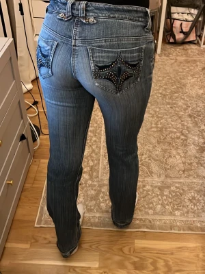 Vintage bootcut low waisted jeans - Vintage river islandjeans with details.   📏waist:36cm  innerleg:80cm total lenght:102cm  🚚1-2 days before shipping 