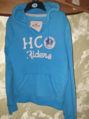 Hollister tröja  - Fin hollister tröja riktigt populär och snygg med stort tryck på framsidan skicka 7/10 storlek L pris är Diskuterbart bara och höra av dig 