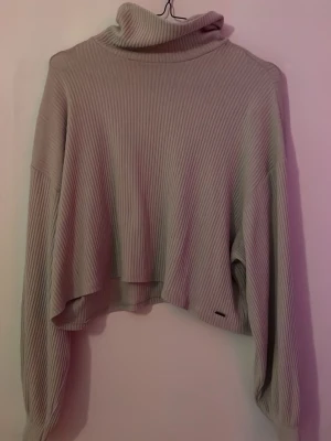 Beige croppad polotröja Hollister - ribbad polotröja ifrån Hollister!