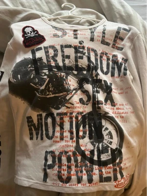 Von Dutch Long Sleeve - Långärmad tröja från Von Dutch med tryck. På ena ärmen står det ”Motorcycle”. Fint skick, storlek M.