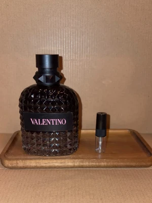2ml Valentino Uomo Born In Roma EdT  - 2ml sample av Valentino Uomo Born in Roma EdT, 10% rabatt på bundles 