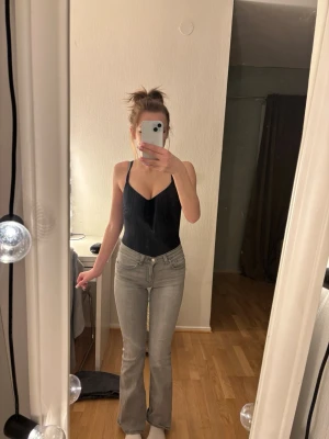 Jeans - Gråa jeans från GinaTricot! De är i storlek 32, men passar alltså xxs-S. Jätte snygga och sitter som en smäck! Jag är ca 1,60-1,64 och de passar bra i längden! 🥰