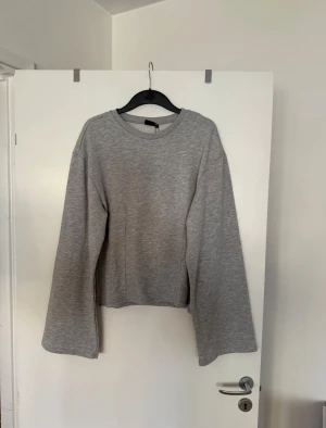 Tröja grå  - Storlek L. Aldrig använd. 
