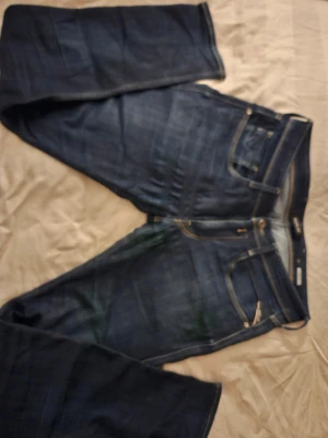 Replay Jeans Anbass W33 - Tja säljer dessa Replay anbass som är i storlek W33/L32-33 de har inga defekter som jag kan hitta och är i en riktigt snygg mörkblå färg! // Hör av er vid funderingar priset är inte hugget i sten är bara ute för pengar💸