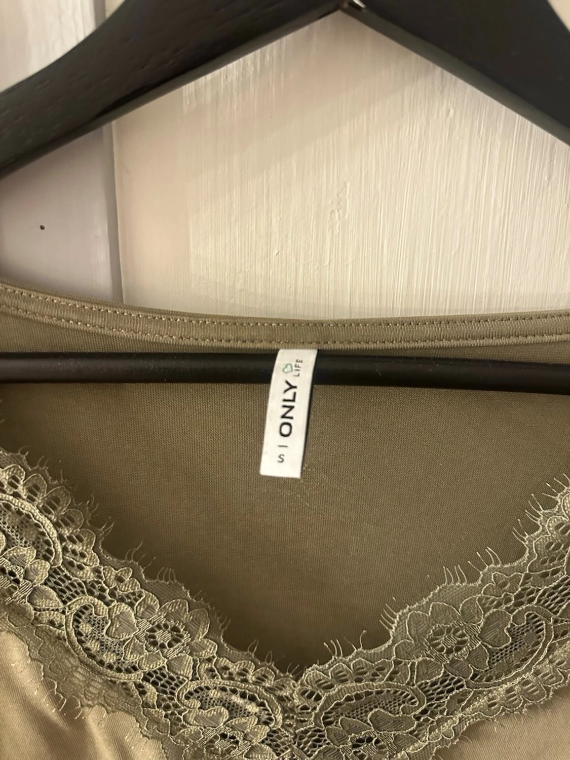 Olivgrön topp med spets från ONLY - 1