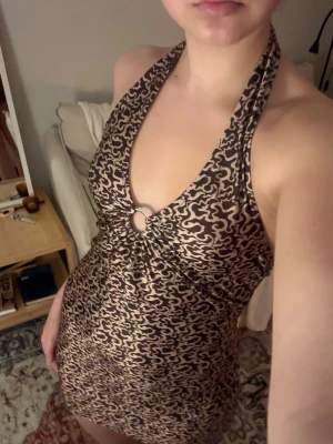 Mönstrad halterneck klänning - Snygg klänning med halterneck och öppen rygg från Urban Outfiters! ☺️Passar både en xs och s