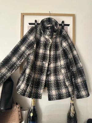 Kappa  - En fin vit svart kappa, med jätte fin passform i storlek s❤️