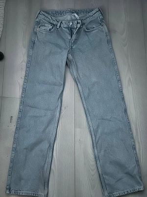 Ljusblå Weekday Arrow jeans W27 L30 - Säljer ett par ljusblå Arrow Low Straight Jeans från Weekday. Klassisk femficksmodell med raka ben och låg midja. Passform skulle jag säga 32-36🙌💖