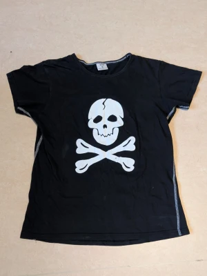 Svart tröja med dödskalle  - Storlek S. Svart med vitt dödskalle. Märke:  RTH (Radmuni Trade House)