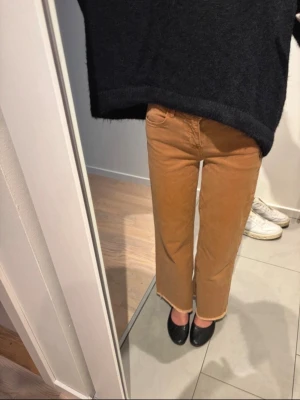 Raka jeans, Mango - Supersnygga straight jeans från Mango i storlek 32/XXS. Fint skick men klippta längst med! Jag är 158!❤️