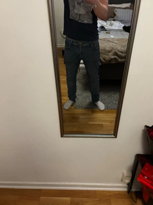 Blå slim jeans  - Säljer ett par blå jeans med slim passform och normal midja. Klassisk femficksmodell med dragkedja och knapp framtill. Perfekta för dig som gillar en stilren och enkel look. Jeansen e från Jack and Jones och tror dem e köpte för 450 spänn. Kom privat för fler bilder eller pris