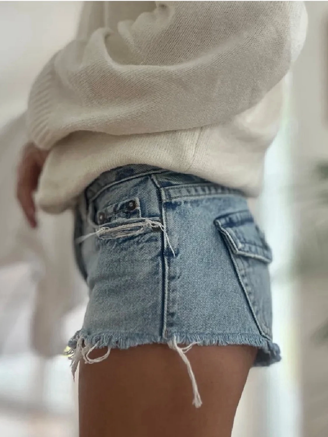 Lågmidjade jeansshorts med fransar  - 2