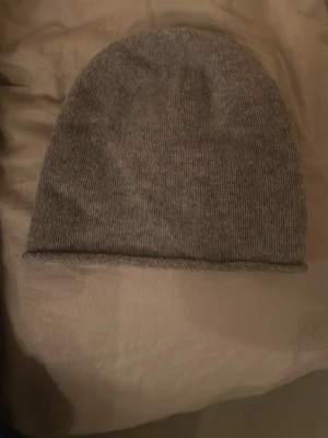 Brun stickad mössa från Wera - Mysig brun stickad mössa från Wera i enkel och klassisk design. Perfekt för kalla dagar och passar till de flesta outfits. Materialet är mjukt och värmande, och färgen är lätt att matcha. Säljer då jag tappade bort ena och köpte en ny men nu hittade jag den andra😄