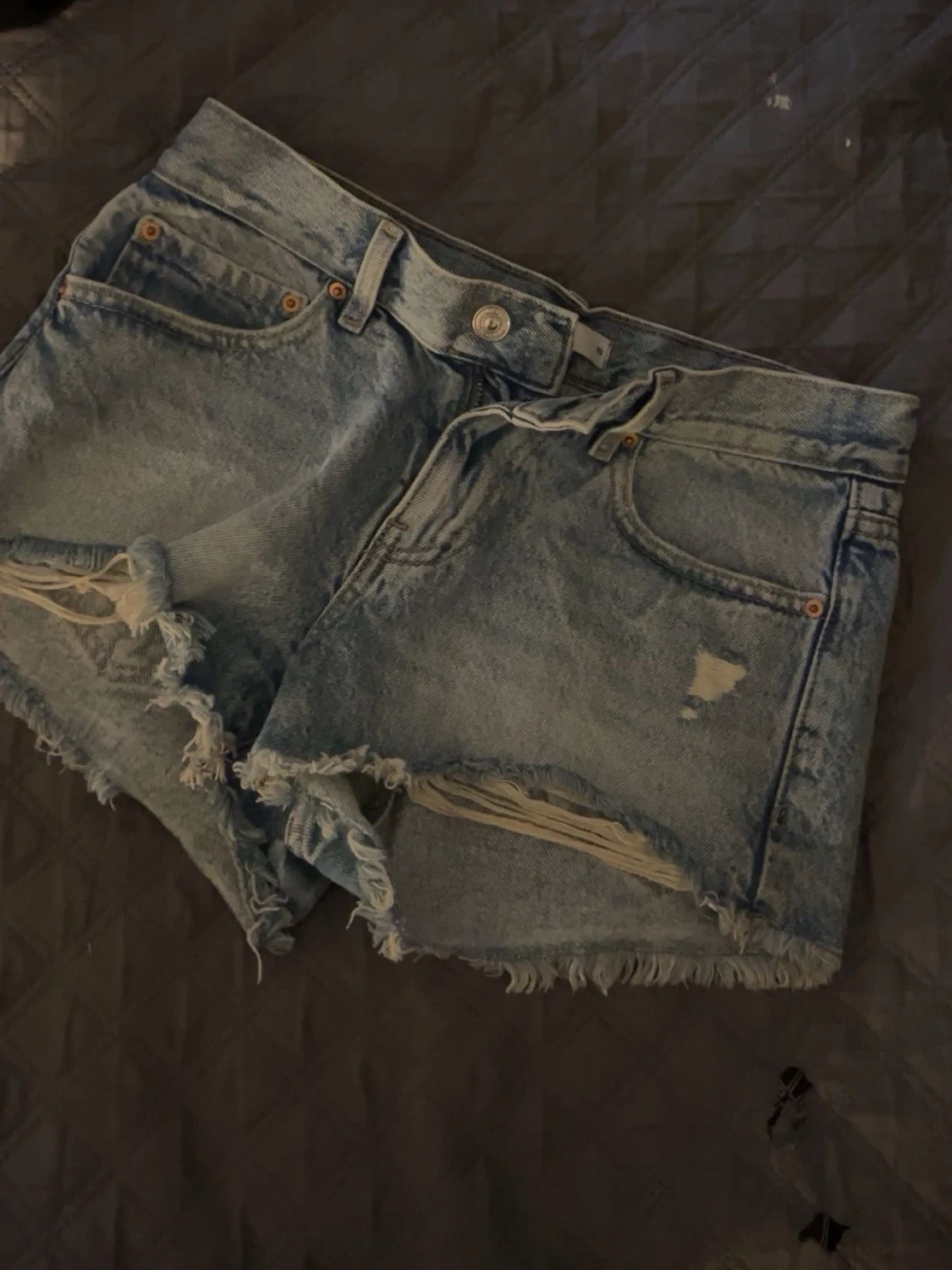 Perfekta jeansshorts med slitningar
