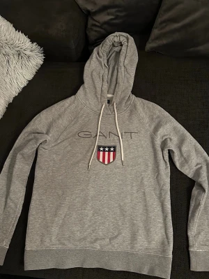 Gant hoodie - Grå gant hoodie i väldigt fint skick . Storlek small 