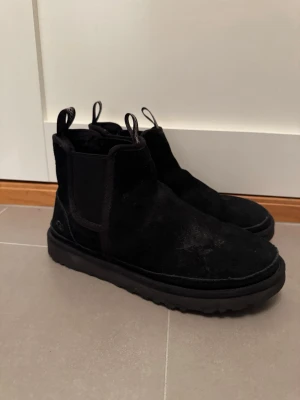 Ugg Chelsea Boots - Säljer ett par fodrade Ugg Chelsea Boots i modellen ”M Neumel Chelsea”. Perfekta vinterskor! Bra skick på sula och så men lite smutsiga, ska rengöra. Storlek 42 herr. Svarta med mocka. 