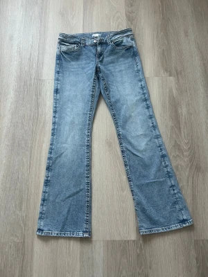 Bootcut jeans från Gina Tricot - Snygga ljusblå bootcut jeans från Gina Tricot. Skulle säga att byxorna passar XS/S. Använda endast ett fåtal gånger