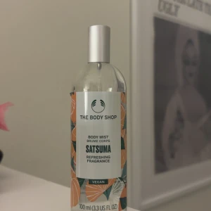 The Body Shop Satsuma Body Mist - The body shop satsuma. Luktar jätte gott å sitter kvar hyfsat bra. Fräsch med 96% naturliga ingredienser och vegansk formula. Satsuma-doft, 100 ml. Tillverkad i Italien. Köpt i butik för 180 vill jag minnas. Säljer då jag har för många parfymer att hinna använda. 
