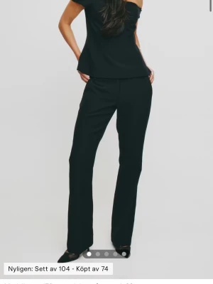 Lågmidjade bootcut kostymbyxor - Svarta lågmidjade kostymbyxor ifrån Bikbok💕