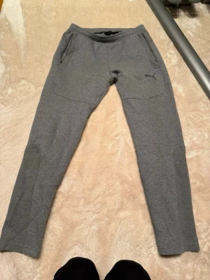 Grå mjukisbyxor från Puma, stl L - Puma byxor L