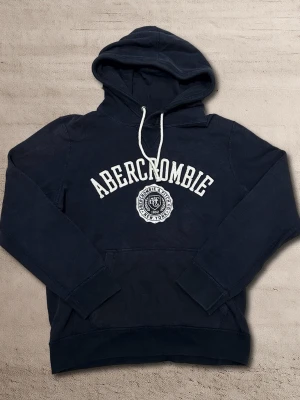 Abercrombie & fitch hoodie XS - En fet Abercrombie & fitch tröja i storlek XS. Bra skick. 😀