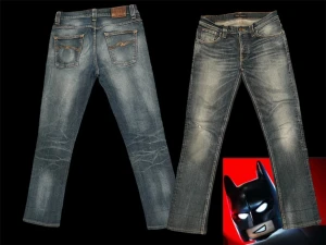 Nudie Jeans blå 30/34 - Säljer ett par klassiska blå jeans från Nudie Jeans i modellen straight fit. Jeansen har snygga slitningar och kontrastsömmar, samt Nudie-loggan broderad på bakfickorna. Tillverkade i slitstark bomull med femficksdesign och normal passform. Sitter som 30/32
