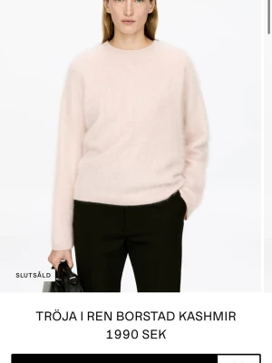 Söker denna - Söker denna fina ljusrosa stickade tröjan från Arket i storlek XS